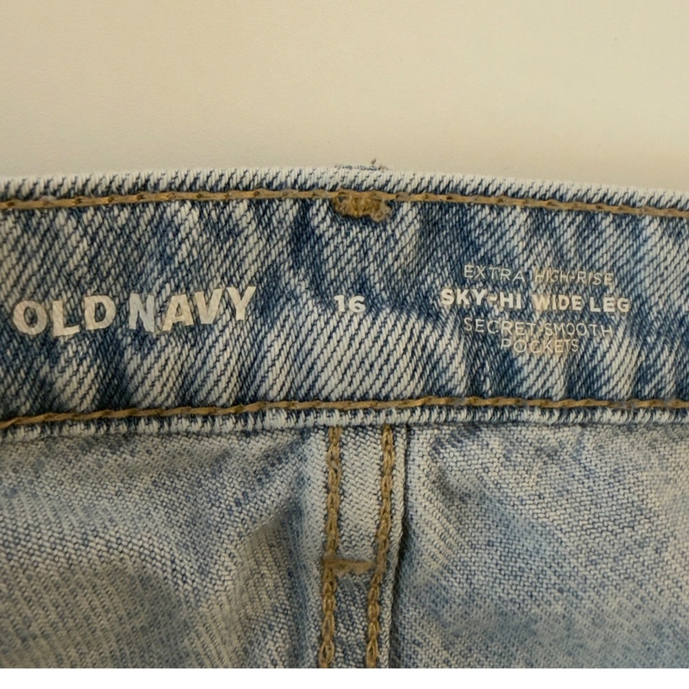 Old Navy Sky Hi Wide-Leg Cargo Denim Jeans Size 16 Light Wash Pockets Utility - Picture 9 of 15